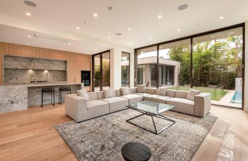 Carthay Circle House | Luxurious 4BR Home with Pool, Jacuzzi and Free Parking