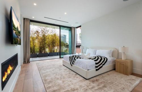 Carthay Circle House | Luxurious 4BR Home with Pool, Jacuzzi and Free Parking