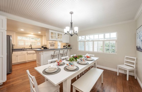 La Palma Bed & Breakfast | Luxurious 4BR Pool House with 2 Primary Suites, Near Disney!
