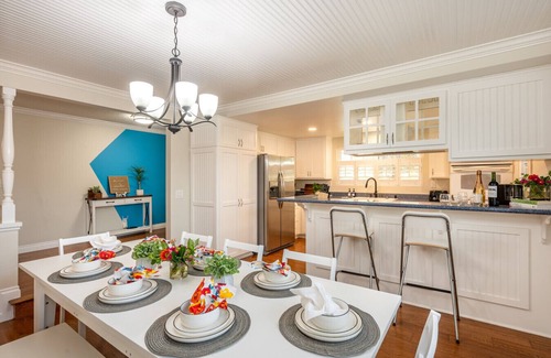 La Palma Bed & Breakfast | Luxurious 4BR Pool House with 2 Primary Suites, Near Disney!