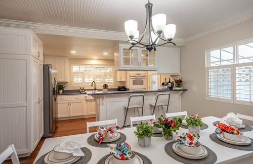 La Palma Bed & Breakfast | Luxurious 4BR Pool House with 2 Primary Suites, Near Disney!