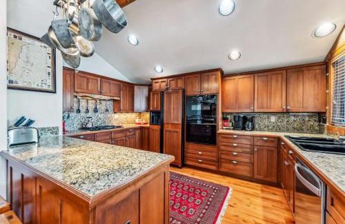 Stonehaven House | Luxurious 4BR Retreat with Hot Tub Near Gold Course
