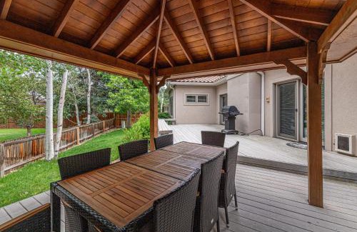 Arapahoe Ridge House | Luxurious 4BR Retreat - Pool Table & Chic Amenities