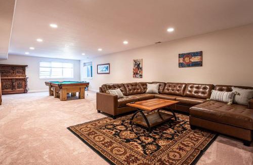 Arapahoe Ridge House | Luxurious 4BR Retreat - Pool Table & Chic Amenities