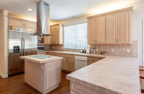 Arapahoe Ridge House | Luxurious 4BR Retreat - Pool Table & Chic Amenities