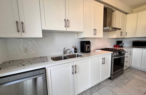 Ayr House | Luxurious 5-Bdrm villa, Bdrm on Main Floor, 10/15 min to Paris/Cambridge/Kitchnr