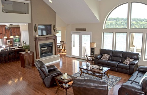Camdenton House | Luxurious 5 bedroom, 5+ baths, gourmet kitchen, great location