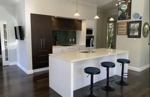 Burnside Villa | Luxurious 5 Bedroom home with heated pool