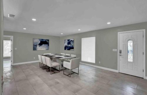 Southwest Orlando House | Luxurious 5 bedroom lake house 3min from Universal