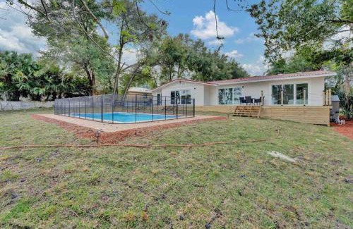 Southwest Orlando House | Luxurious 5 bedroom lake house 3min from Universal