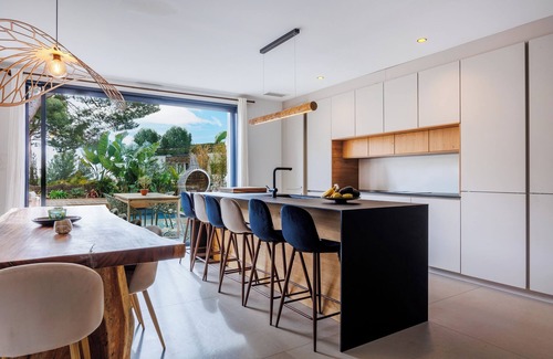 Cassis Villa | Luxurious 5-bedroom villa with WiFi, AC in Cassis, 8 minute walk from beaches