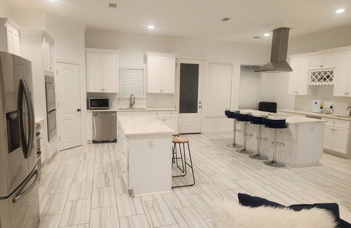 Gulfport House | Luxurious 7-bedroom Estate with Movie Theatre, Pool, and Basketball Court