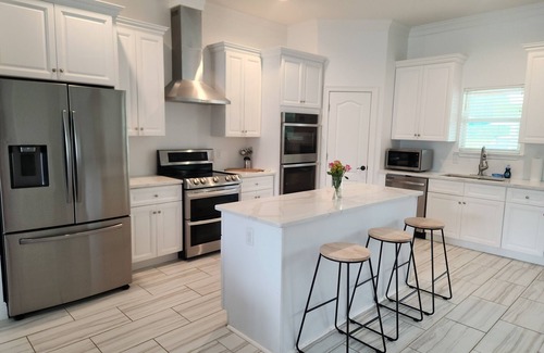 Gulfport House | Luxurious 7-bedroom Estate with Movie Theatre, Pool, and Basketball Court