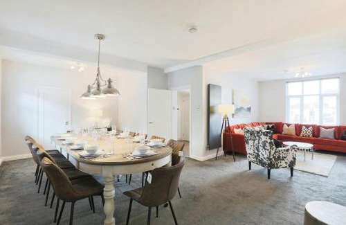 Barnt Green House | Luxurious 7-Bedroom Home in Solihull, close to NEC & BHX