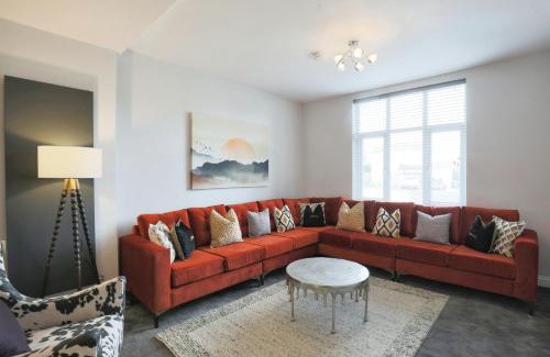 Barnt Green House | Luxurious 7-Bedroom Home in Solihull, close to NEC & BHX