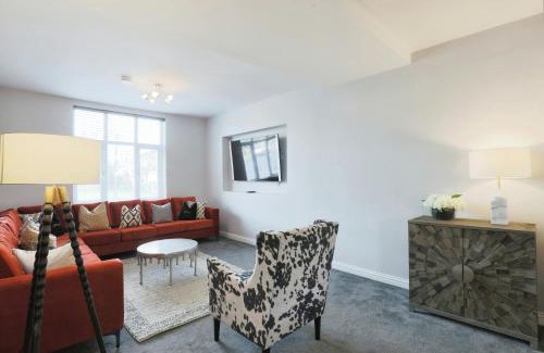 Barnt Green House | Luxurious 7-Bedroom Home in Solihull, close to NEC & BHX
