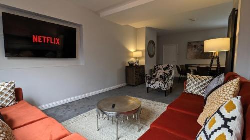 Barnt Green House | Luxurious 7-Bedroom Home in Solihull, close to NEC & BHX
