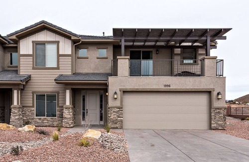Hurricane House | Luxurious 7BR+ Zion Village Townhome *Resort Amenities Included! Views of Zion!