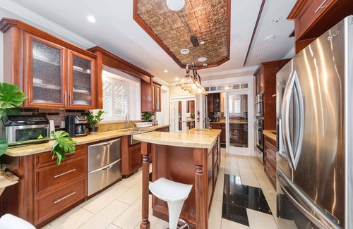 Riley Park-Little Mountain House | Luxurious 8-Bedroom Villa in Central Vancouver