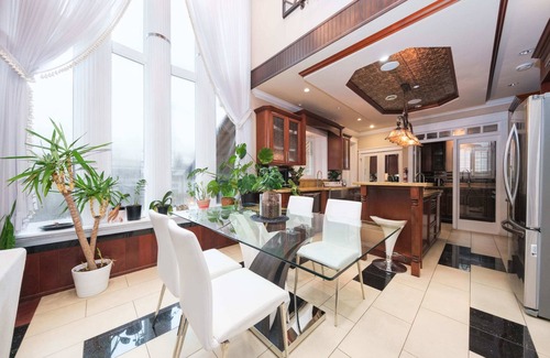 Riley Park-Little Mountain House | Luxurious 8-Bedroom Villa in Central Vancouver