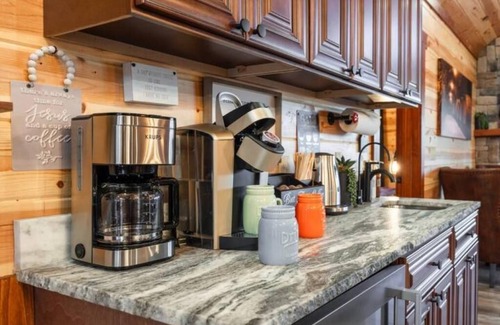 Caton Cabin | Luxurious/Amazing 1 of a Kind Cabin/InCabinHeated Pool/Sauna/Games Sleeps 24