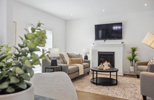 Innisfil Villa | Luxurious and Beautiful, Barrie