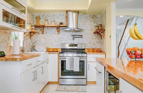 Foxcroft Square House | Luxurious and modern retreat in a prime corner property! 20 min from center city