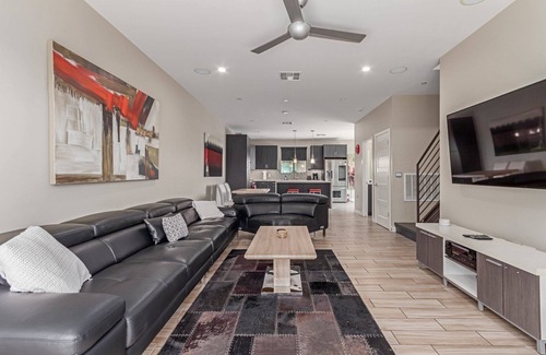 Western Villa House | Luxurious and spacious 2-bedroom townhouse in the heart of Scottsdale