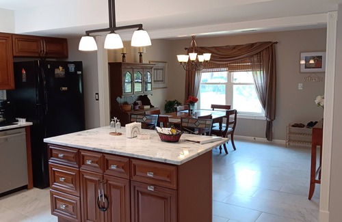Buechel House | Luxurious and Stylish Home w/Open Floor Plan! Safe area. Free Parking
