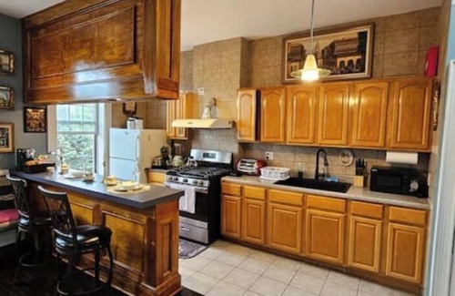 Queens House | Luxurious Apartment at Colonial Townhouse