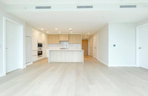 Oakridge Apartment | Luxurious apartment featuring a stunning 270-degree panoramic city view.