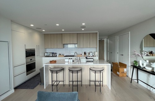 Oakridge Apartment | Luxurious apartment featuring a stunning 270-degree panoramic city view.
