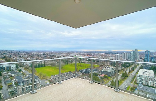 Oakridge Apartment | Luxurious apartment featuring a stunning 270-degree panoramic city view.