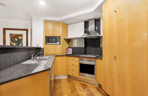 Sydney Central Business District Apartment | Luxurious Apartment only 250m walk to Opera House!