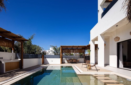 Adelianos Kampos Apartment | Luxurious Apartment with Private Pool just 100m from the Beach
