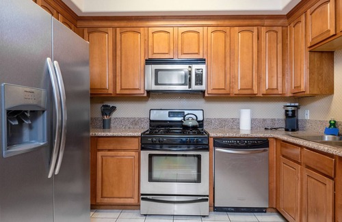 The Flats Apartment | Luxurious Apt: Your Private Gem in LA!
