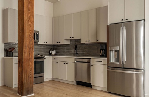 Northern Liberties Apartment | Luxurious Artisan Loft w/Chic Design/The Tanner