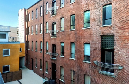 Northern Liberties Apartment | Luxurious Artisan Loft w/Chic Design/The Tanner