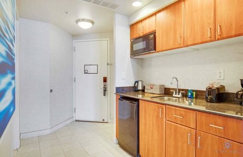 Sunny Isles Beach Condo | Luxurious Beach Resort- Ocean View & Gym
