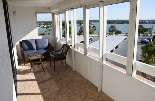 Redington Shores Condo | Luxurious Beachfront Condo at Redington Towers