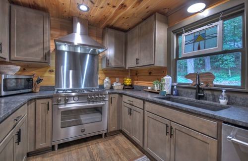 Suches Cabin | Luxurious Brown Mountain River Cabin 4BR/3Bath w/Hot Tub and Fire Pit