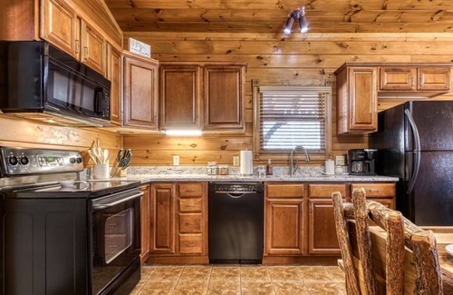 Gatlinburg Cabin | Luxurious cabin with an amazing wooded view