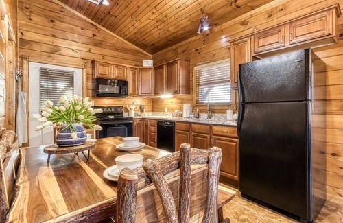 Gatlinburg Cabin | Luxurious cabin with an amazing wooded view