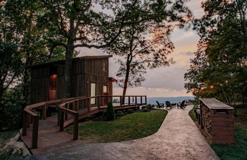 Rising Fawn House | Luxurious Cabin with Jacuzzi and Breathtaking Views in Georgia