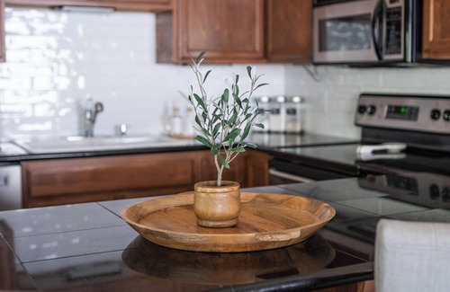 Coeur d'Alene Condo | Luxurious CDA Downtown Stay 5-Star, Walk to Downtown & Lake - Garage