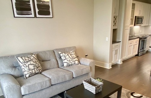 Stafford House | luxurious comfy 1 bedroom gateway with balcony houston