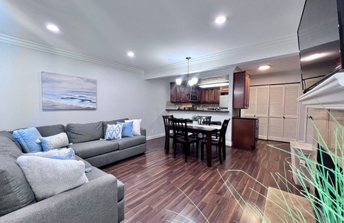 Anaheim Resort Condo | Luxurious Condo: 1/4mi Walk2Disney, Comm. Pool/Spa