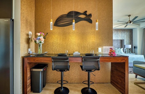 Alta Vista Apartment | Luxurious Condo at SOHO with Panoramic Romantic Zone Views