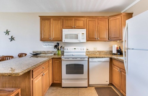 Historic Kailua Village Condo | Luxurious Condo - Wonderful Ocean Views - in the Heart of Kailua-Kona