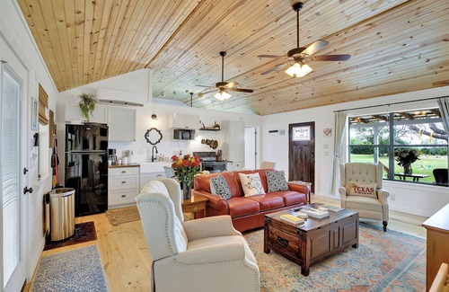 Fredericksburg Cottage | Luxurious Cottage on 3-Acre's in Fred Wine Country!